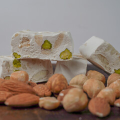 Torrone e mandorle sul tavolo