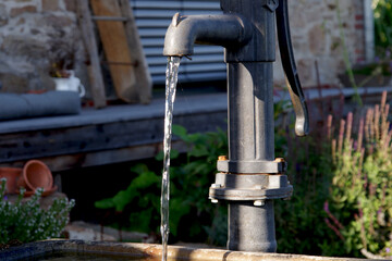 das wasser rinnt aus einem wasserhahn