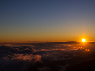 Fototapeta na wymiar 阿蘇山高岳山頂からの朝焼け
