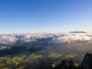 阿蘇山山頂高岳の朝焼けの光を浴びて