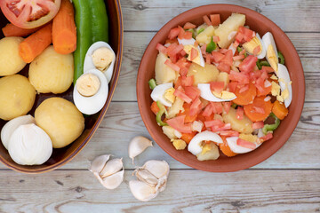 Patatas aliñadas e ingredientes (papas aliñas) receta típica del sur de España, visto desde arriba