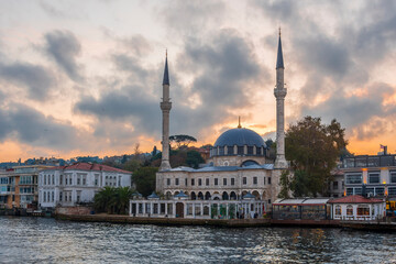 Fototapeta na wymiar The Beylerbeyi Mosque at sunrisen in Istanbul