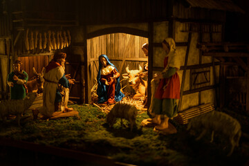 Holzgrippe mit Maria und Joseph im Stall