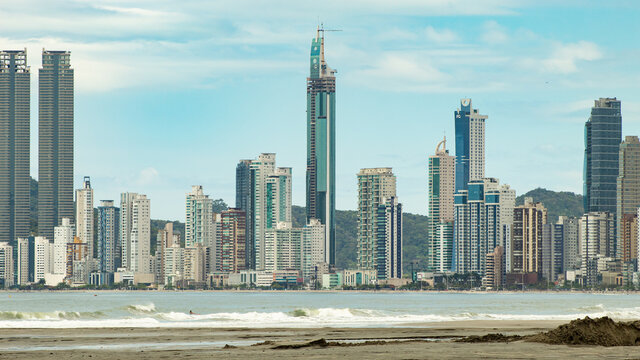 Balne&aacute;rio Cambori&uacute; skyscrapers.