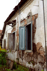 Fototapeta na wymiar old abandoned house in the village