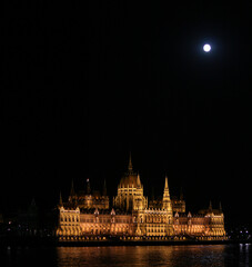 Obraz premium Famous Hungarian Parliament scenically illuminated at night