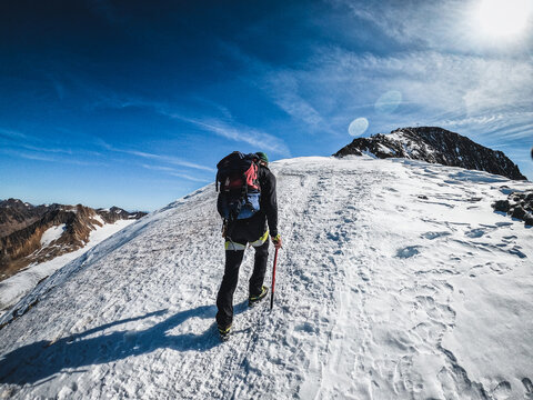 Bergsteiger steigt &uuml;ber Gletscher nach oben, Similaun