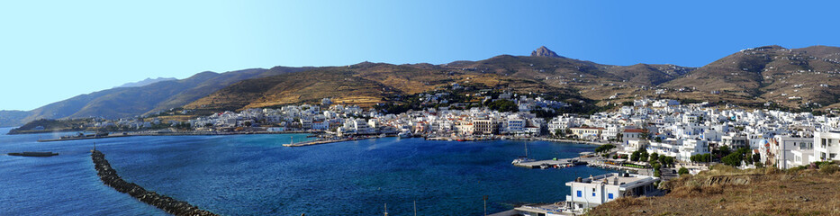 Fototapeta na wymiar Superb panoramic view of the port of Tinos, a magnificent Cycladic island in the heart of the Aegean Sea, dominated by the Church of Panaghia Evangelistria
