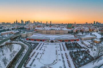 Warszawa, zamek królewski pokryty śniegiem, centrum miasta w oddali, zimowa panorama miasta z lotu ptaka