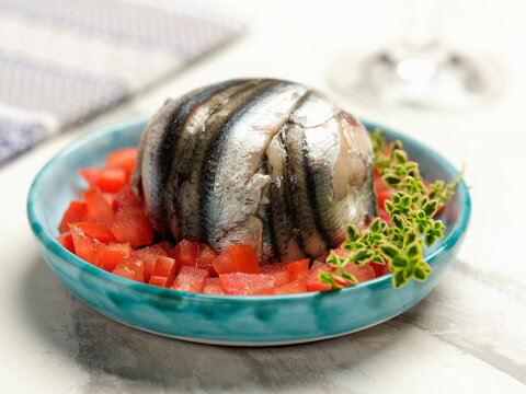 Anchovy pie and provola on diced tomatoes