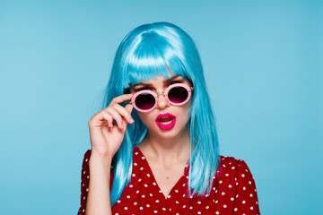 Naklejka premium smiling woman in black wig makeup glasses fashion
