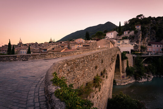 View of the historical medieval bridge of Nyons (Pont Roman) over the river Eygues and the old town buildings at sunrise, D&eacute;partement Dr&ocirc;me, Rh&ocirc;ne-Alpes, France