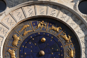 Italien, Venedig, Torre dell´Orologio (1496-1506); die astrologische Uhr zeigt Mond-, Sonnenphasen...