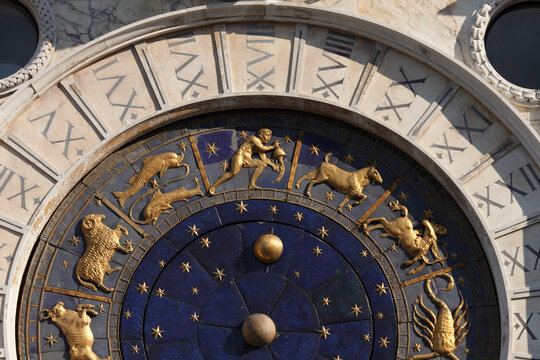 Italien, Venedig, Torre dell&acute;Orologio (1496-1506); die astrologische Uhr zeigt Mond-, Sonnenphasen und Sternzeichen an