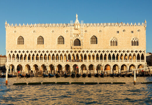 Blick vom Bacino di San Marco auf den Dogenpalast und der Piazzetta, Venedig, Italien