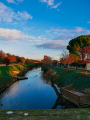 Arbres et rivi&egrave;re en Automne
