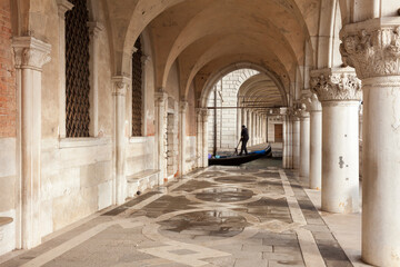 Arkaden auf der Südseite, Gondel auf dem Rio di Palazzo o dell Paglia, Venedig