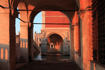 Fototapeta premium Dogenpalast, Süd-Ost-Ecke; der trunkende Noah, oben Erzengel Raffael mit dem kleinen Tobias, davor Ponte della Paglia am Morgen, Venedig, Veneto, Italien