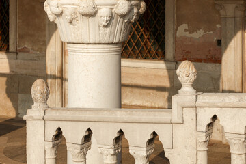 Figürliche Darstellung an einem Kapitell des Dogenpalastes, Venedig, Italien