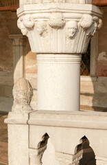 Figürliche Darstellung an einem Kapitell des Dogenpalastes, Venedig, Italien