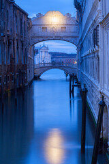 Obraz na płótnie Canvas Die Verbindung vom Dogenpalst zum neuen Gefängnis, die Seufzerbrücke (Il ponte dei Sospiri), Venedig
