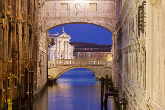Die Verbindung vom Dogenpalst zum neuen Gef&auml;ngnis, die Seufzerbr&uuml;cke (Il ponte dei Sospiri), Venedig