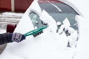 Zimowe odśnieżenie pojazdu obowiązkiem każdego kierowcy przed ruszeniem w drogę