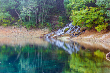 Cascata al lago di San Domenico vicino a Scanno. Un paesaggio in autunno con mille colori