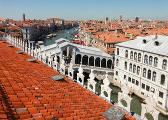 Obraz premium Blick vom Fondaco dei Tedesch auf den Canal Grande im Stadtteil Rialto, Venedig