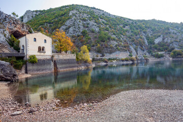 Fototapeta na wymiar Lago di San Domenico in Abruzzo. Vicino al lago di Scanno, un paesaggio in autunno con mille colori