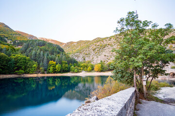 Lago di San Domenico in Abruzzo. Vicino al lago di Scanno, un paesaggio in autunno con mille colori