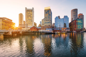 Fototapeta premium View of Boston in Massachusetts, USA showcasing the Boston Harbor and Financial District.