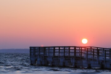 Vereister Steg an der Ostsee.