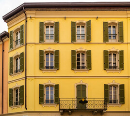 Obraz premium View on a palace in Como, Lombardy - Italy