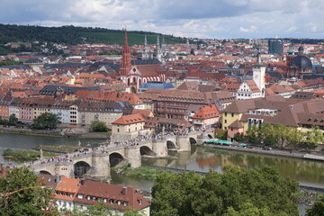 Fototapeta na wymiar Alte Mainbrücke und Altstadt in Würzburg