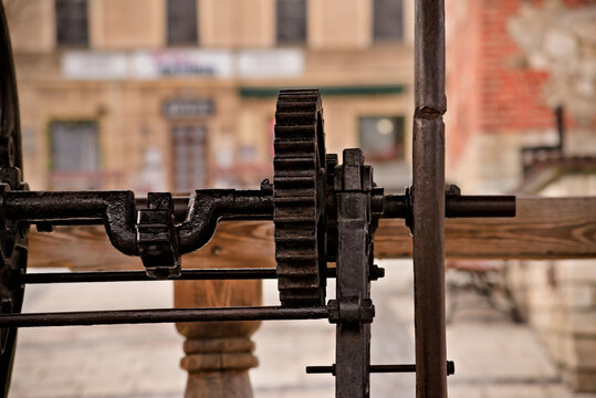 Korba , tryby ( zębatki , koła zębate ) wał - zabytkowej studni w rynku . Crank, modes (sprockets, gears) shaft - a historic market in the market (market wells) . 