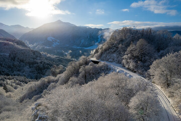 富山県中新川郡上市町と立山町にある大辻山周辺の雪が積もった風景をドローンで撮影 Drone photography of the snow-covered landscape around Mt. Otsuji in Kamiichi-cho and Tateyama-cho, Nakaniikawa-gun, Toyama Prefecture.