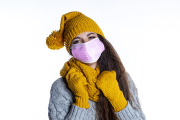 Donna con vestiti invernali con mascherina anti Covid 19