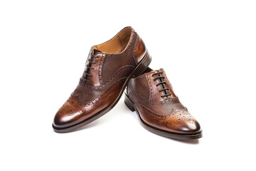 Zapatos de hombre de piel marrón con cordones sobre un fondo blanco liso y aislado. Vista de frente. Copy space