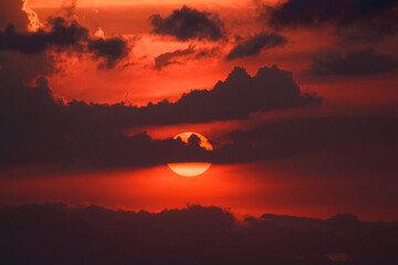 Obraz premium Sol ocultándose en el horizonte - cielo al atardecer - paisaje panorámico cálido 