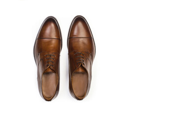 Zapatos de hombre de piel marrón con cordones sobre un fondo blanco liso y aislado. Vista superior. Copy space