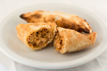 empanada argentina de carne picante cortada a la mitad