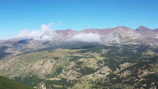 survol d'un lac de montagne et des forets dans les Pyr&eacute;n&eacute;es-Orientales, sud de la France, parc naturel des Bouillouses	