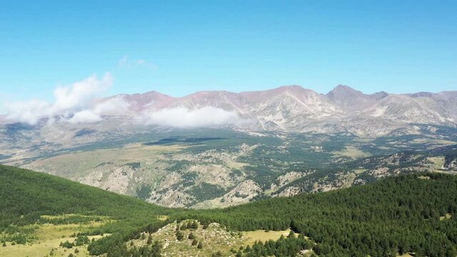 survol d'un lac de montagne et des forets dans les Pyr&eacute;n&eacute;es-Orientales, sud de la France, parc naturel des Bouillouses	