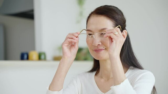 60p　老眼鏡をかけるシニア女性