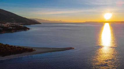 Photo sur Plexiglas Plage de la Corne d'Or, Brac, Croatie Vue aérienne du drone matinal du cap Zlatni Rat sur l& 39 île de Brac en Croatie. Péninsule magique et magnifique, célèbre sur la côte croate.