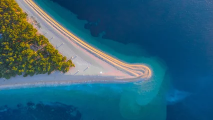 Foto op Plexiglas Gouden Hoorn strand, Brac, Kroatië Luchtfoto verticale drone-weergave van Zlatni Rat-kaap op het eiland Brac in Kroatië. Magisch en mooi schiereiland, beroemd aan de Kroatische kust.