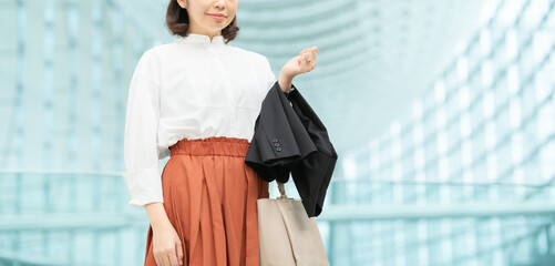 通勤・外出する女性の匿名イメージ