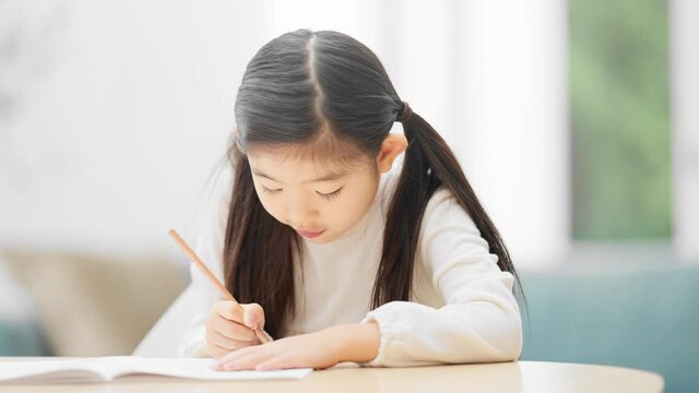 勉強をしている女の子