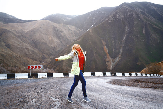 Travelling woman dances on the mountain road